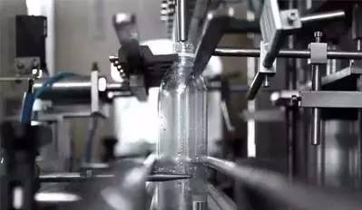 最成功的矿泉水包装 只卖半瓶水,销量却提高652