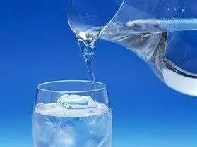 喝水请喝碱性水 弄明白这矿泉水的图片疯传朋友圈 新闻频道