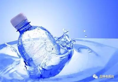 你喝的这些天然弱碱性水和自来水没啥差别 不合格