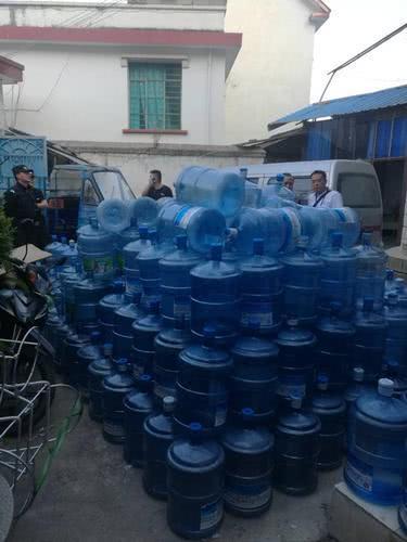 大忽悠扮演送水工兜售假桶装水 一桶水多赚6元背后的纯净水销售乱象